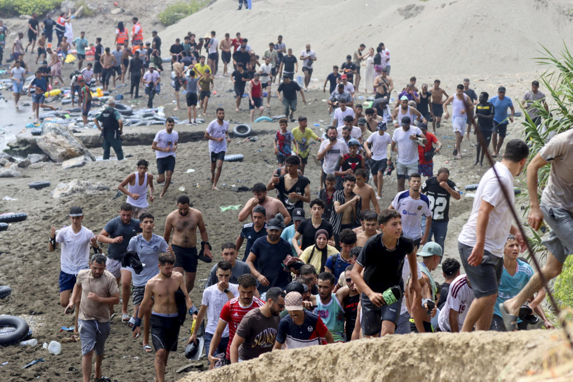 Miles de migrantes acceden al territorio español desde Marruecos a Ceuta, enclave español en el norte de África, 30 de julio de 2026. Los centros de migrantes en la ciudad están superpoblados ya que unas 1.500 personas han cruzado la frontera a Ceuta durante los últimos 9 días, principalmente migrantes marroquíes y argelinos. EFE/Reduan Dris