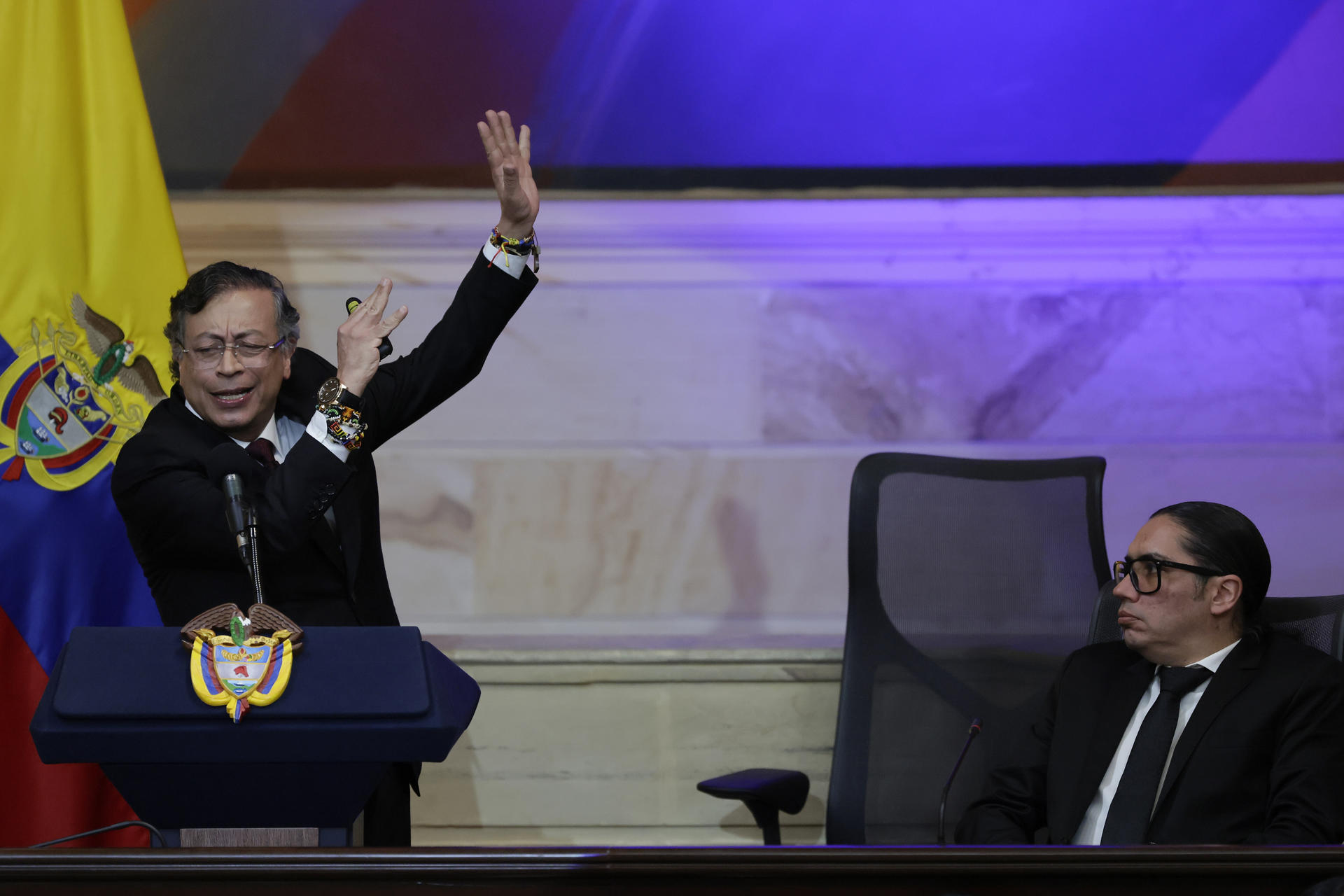 El presidente saliente de Colombia, Gustavo Petro (i), habla junto al vicepresidente de la Cámara de Representantes, Juan Sebastián Gómez, en la instalación del nuevo Congreso este lunes, en Bogotá (Colombia). EFE/ Carlos Ortega