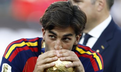 El jugador español Ferran Torres besa la Copa del Mundo durante la ceremonia de entrega de trofeos tras la final del Mundial de la FIFA 2026 entre España y Argentina, en East Rutherford, Nueva Jersey, EE.UU. EFE/EPA/WILL OLIVER