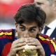 El jugador español Ferran Torres besa la Copa del Mundo durante la ceremonia de entrega de trofeos tras la final del Mundial de la FIFA 2026 entre España y Argentina, en East Rutherford, Nueva Jersey, EE.UU. EFE/EPA/WILL OLIVER