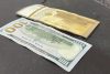 Dos tipos de billetes distintos, en el lado izquierdo un billete de 100 dólares estadounidenses y en el lado derecho su equivalencia en la nueva libra siria, en billetes de 500. EFE/Ghadi George Baghdadi
