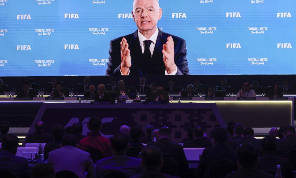 Fotografía de archivo del 12 de abril de 2025, en la que puede verse una grabación en vídeo del presidente de la FIFA, Gianni Infantino, durante el congreso de la AFC en Kuala Lumpur (Malasia). EFE/ FAZRY ISMAIL