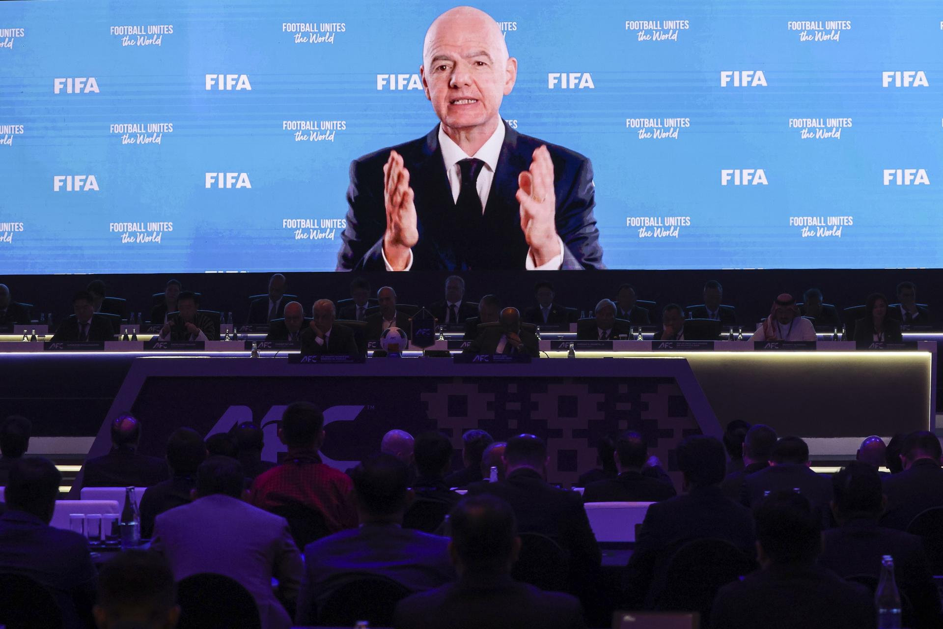 Fotografía de archivo del 12 de abril de 2025, en la que puede verse una grabación en vídeo del presidente de la FIFA, Gianni Infantino, durante el congreso de la AFC en Kuala Lumpur (Malasia). EFE/ FAZRY ISMAIL