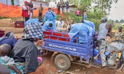 Familiares de víctimas del ébola recogen los cuerpos en el hospital de Mongbwalu, Ituri, República Democrática del Congo, en una imagen del 26 de junio de 2026 (difundida el 30 de junio de 2026). EFE/EPA/DIEUDONNE DIROLE