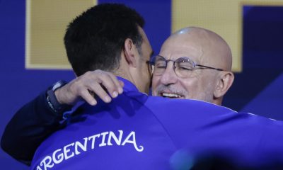 Scaloni y Luis de la Fuente se abrazan en un acto conjunto en Nueva York antes de la final. EFE/ Lavandeira Jr