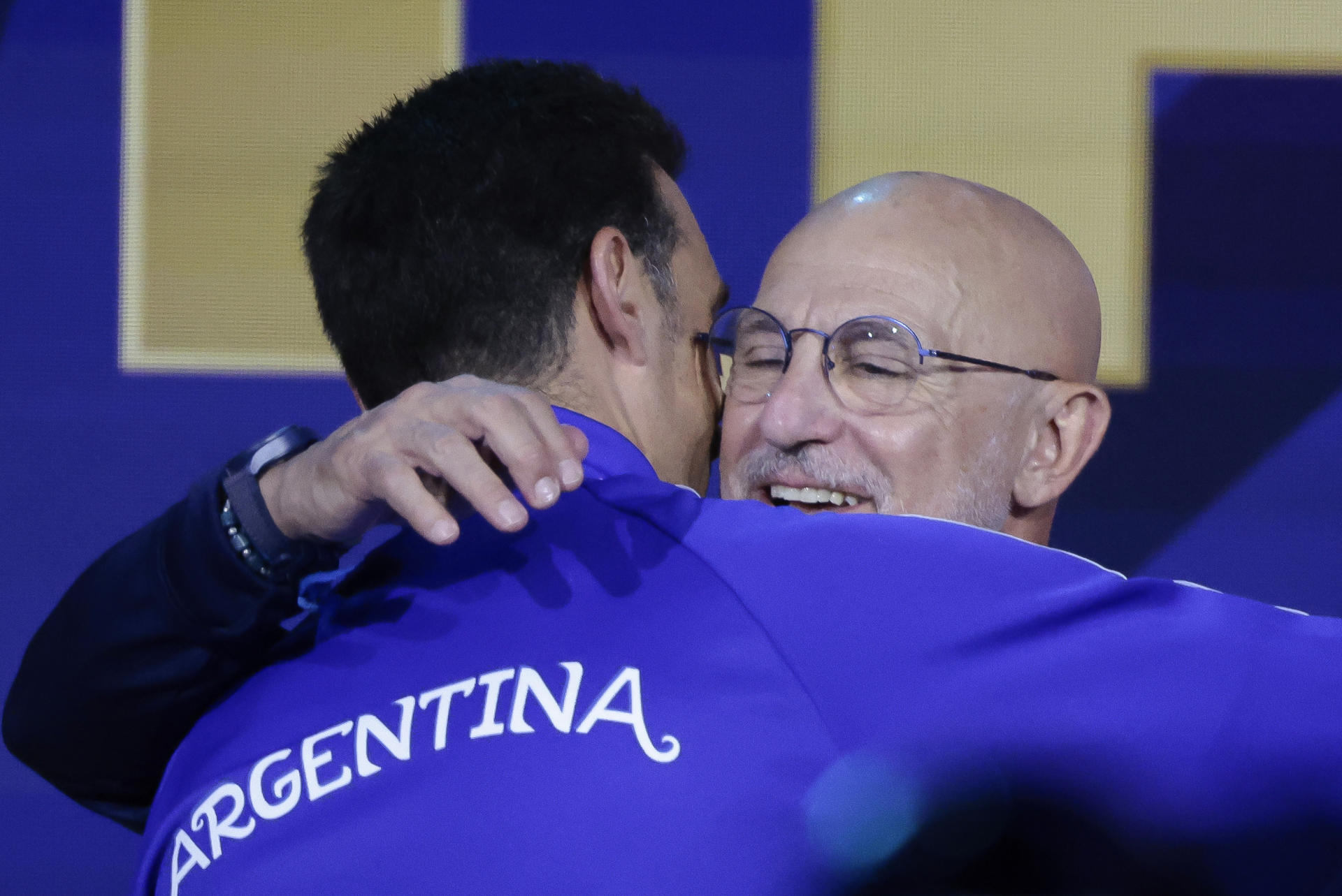 Scaloni y Luis de la Fuente se abrazan en un acto conjunto en Nueva York antes de la final. EFE/ Lavandeira Jr