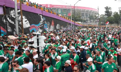 Aficionados de México esperan este domingo, previo a un partido por los octavos de final del Mundial de la FIFA 2026 entre México e Inglaterra, afuera del estadio Azteca en Ciudad de México (México). EFE/ Mario Guzmán