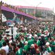 Aficionados de México esperan este domingo, previo a un partido por los octavos de final del Mundial de la FIFA 2026 entre México e Inglaterra, afuera del estadio Azteca en Ciudad de México (México). EFE/ Mario Guzmán