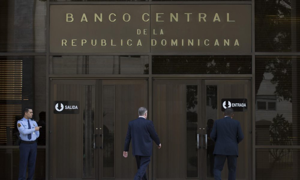 Fotografía de archivo de una vista general de la entrada principal al Banco Central de la República Dominicana (BCRD), en Santo Domingo (República Dominicana). EFE/Orlando Barría