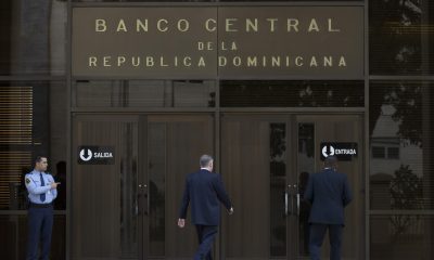 Fotografía de archivo de una vista general de la entrada principal al Banco Central de la República Dominicana (BCRD), en Santo Domingo (República Dominicana). EFE/Orlando Barría