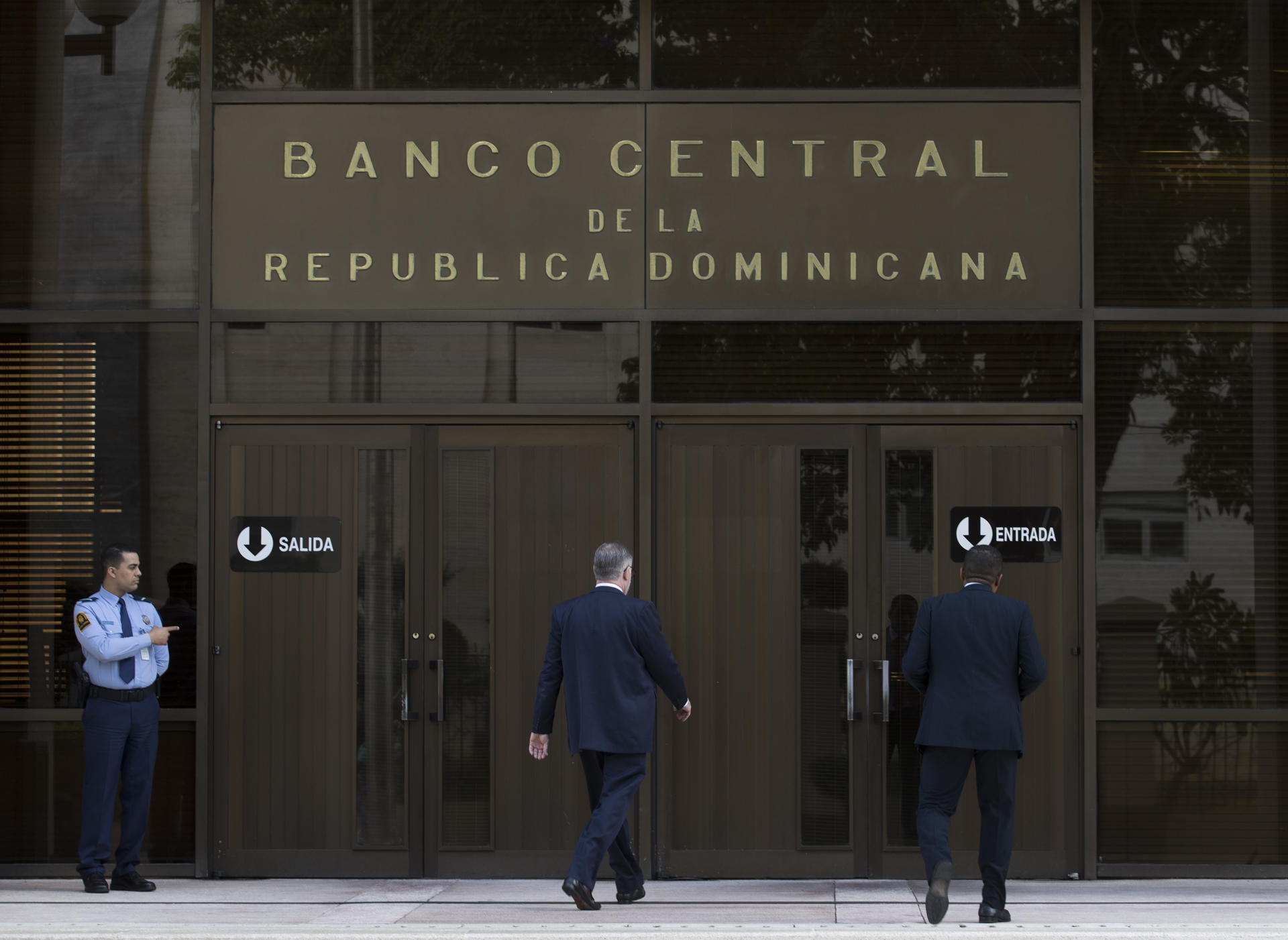Fotografía de archivo de una vista general de la entrada principal al Banco Central de la República Dominicana (BCRD), en Santo Domingo (República Dominicana). EFE/Orlando Barría