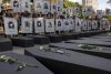 Defensores de los derechos de los inmigrantes y miembros de la comunidad fueron captados este 25 de julio al portar pancartas en honor a los fallecidos bajo custodia de ICE, al final de una procesión fúnebre y vigilia desde el Ayuntamiento de Los Ángeles hasta Olvera Street, como parte de la jornada nacional 'Justicia para Lorenzo. Justicia para Johan. Justicia para Todos. Abolir ICE Día de Acción', en el centro de Los Ángeles (CA, EE.UU.). EFE/Jill Connelly
