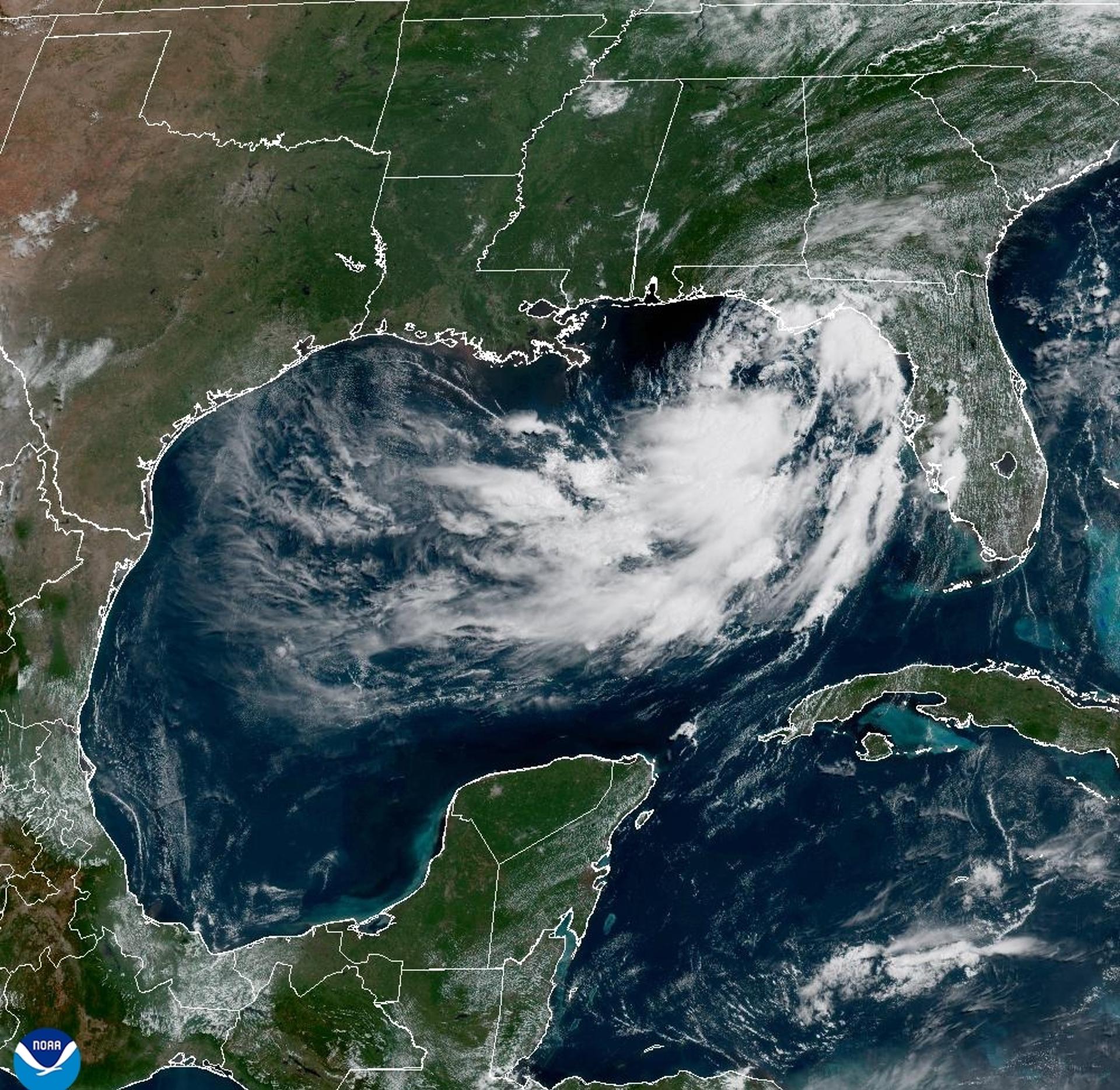 Fotografía satelital cedida este lunes por la Oficina Nacional de Administración Oceánica y Atmosférica (NOAA) a través del Centro Nacional de Huracanes (NHC) estadounidense donde se muestra el estado del clima en el golfo de México. EFE/NOAA-NHC /SOLO USO EDITORIAL /NO VENTAS /SOLO DISPONIBLE PARA ILUSTRAR LA NOTICIA QUE ACOMPAÑA /CRÉDITO OBLIGATORIO