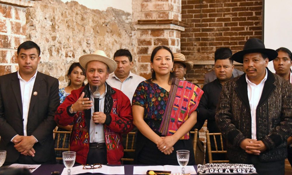 El presidente de la junta directiva de la organización indígena de los 48 Cantones de Totonicapan, Eduardo Tax (i); el alcalde Indígena de Nebaj, José Santos Sapon (c-i); del Consejo de Autoridades de Santiago Sacatepéquez, Milviam Aspuac (c-d); y el alcalde Indígena de Sololá, Miguel Angel Vicente (d), presentaron sus observaciones sobre los procesos de renovación de las altas cortes y órganos de control del país en 2026 y una serie de demandas frente a las autoridades designadas para estos cargos clave de poder, en Ciudad de Guatemala (Guatemala). EFE/ Alex Cruz