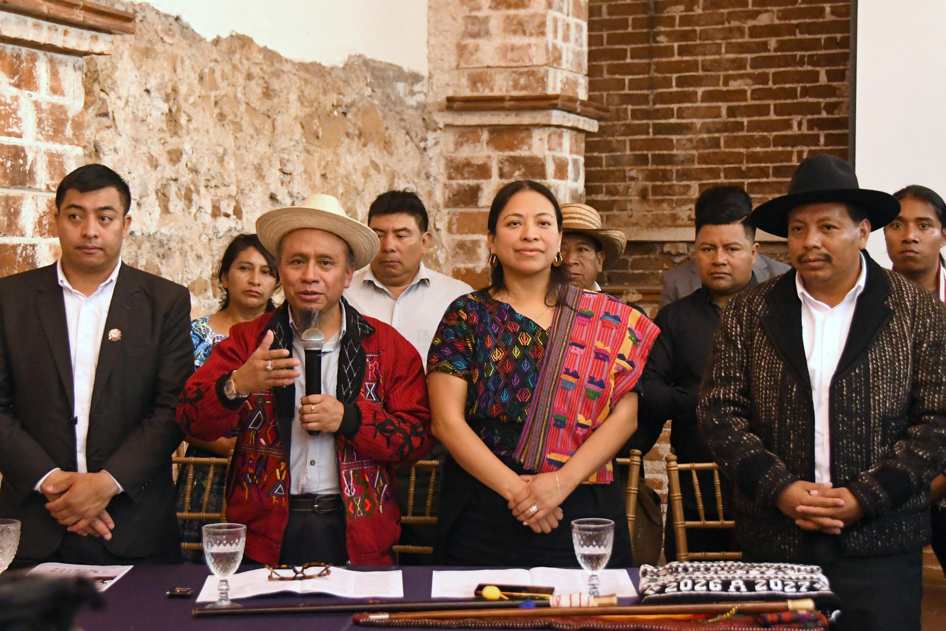El presidente de la junta directiva de la organización indígena de los 48 Cantones de Totonicapan, Eduardo Tax (i); el alcalde Indígena de Nebaj, José Santos Sapon (c-i); del Consejo de Autoridades de Santiago Sacatepéquez, Milviam Aspuac (c-d); y el alcalde Indígena de Sololá, Miguel Angel Vicente (d), presentaron sus observaciones sobre los procesos de renovación de las altas cortes y órganos de control del país en 2026 y una serie de demandas frente a las autoridades designadas para estos cargos clave de poder, en Ciudad de Guatemala (Guatemala). EFE/ Alex Cruz
