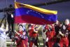 Los abanderados de Venezuela, la judoca Karen León y el luchador de taekwondo Luis Álvarez, encabezan el desfile de la delegación, una de las más aplaudidas en la inauguración de los XXV Juegos Centroamericanos y del Caribe Santo Domingo 2026 celebrada en el estadio Félix Sánchez. EFE/Rodrigo Sura
