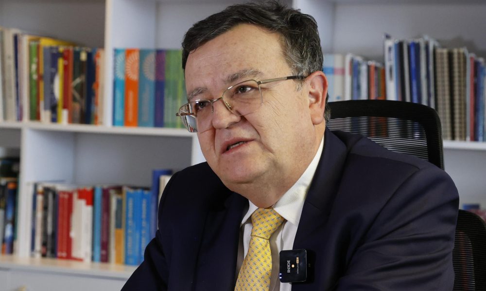 El presidente de la Jurisdicción Especial para la Paz (JEP), el magistrado Alejandro Ramelli, habla en una entrevista con EFE en la que afirma que el modelo de justicia restaurativa es el adecuado para poner fin al conflicto armado en Colombia, este miércoles, en Bogotá (Colombia). EFE/ Mauricio Dueñas Castañeda