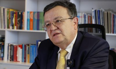 El presidente de la Jurisdicción Especial para la Paz (JEP), el magistrado Alejandro Ramelli, habla en una entrevista con EFE en la que afirma que el modelo de justicia restaurativa es el adecuado para poner fin al conflicto armado en Colombia, este miércoles, en Bogotá (Colombia). EFE/ Mauricio Dueñas Castañeda