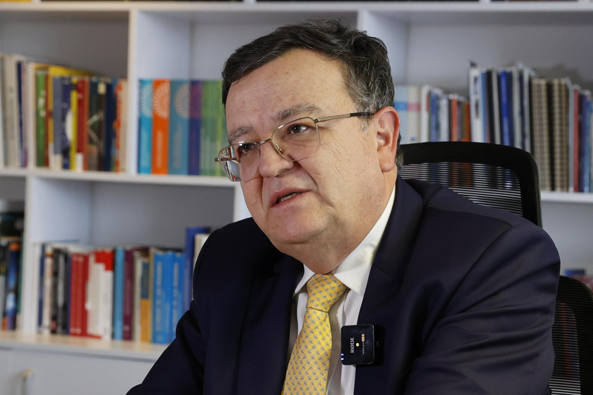 El presidente de la Jurisdicción Especial para la Paz (JEP), el magistrado Alejandro Ramelli, habla en una entrevista con EFE en la que afirma que el modelo de justicia restaurativa es el adecuado para poner fin al conflicto armado en Colombia, este miércoles, en Bogotá (Colombia). EFE/ Mauricio Dueñas Castañeda