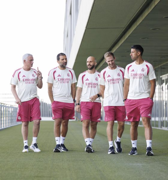 Fotografía del pasado 10 de julio, en la que puede verse al entrenador del Real Madrid, Jose Mourinho (i), con su cuerpo técnico. EFE/ Realmadrid.com *Sólo uso editorial*