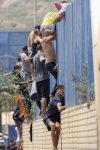 - Miles de jóvenes marroquíes llegaron este jueves a la frontera entre Castillejos (Marruecos) y Ceuta para tratar de cruzar la valla que separa las dos ciudades, según pudo comprobar EFE. Cientos de ellos saltaron las vallas de protección, que no estaban custodiadas en ese momento por policías, y accedieron a Ceuta. EFE/Reduan Dris