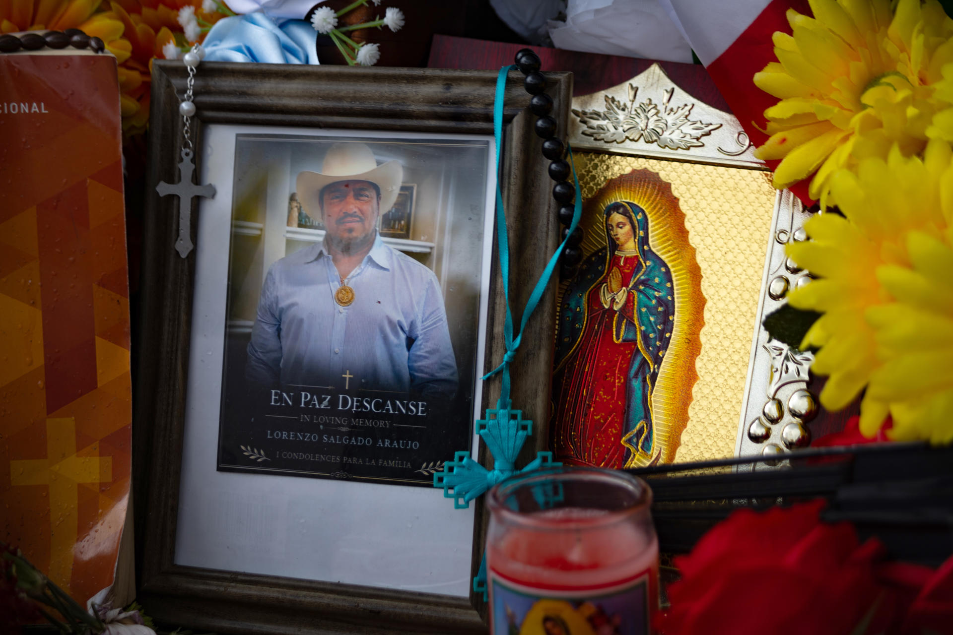 Fotografía que muestra una imagen del migrante mexicano Lorenzo Salgado en un altar a su honor este viernes, en el sitio donde fue asesinado en Houston (EE.UU.). EFE/ Carlos Ramírez
