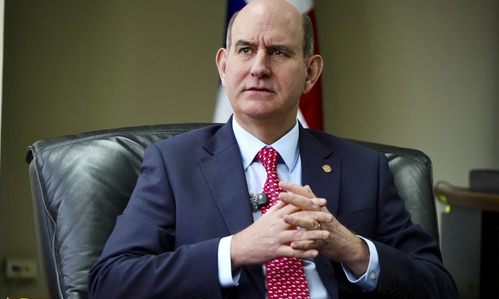 Fotografía de archivo en la que se captó al ministro de Economía y Finanzas de Panamá, Felipe Chapman, durante una entrevista con EFE, en Ciudad de Panamá (Panamá). EFE/Aris Mariota