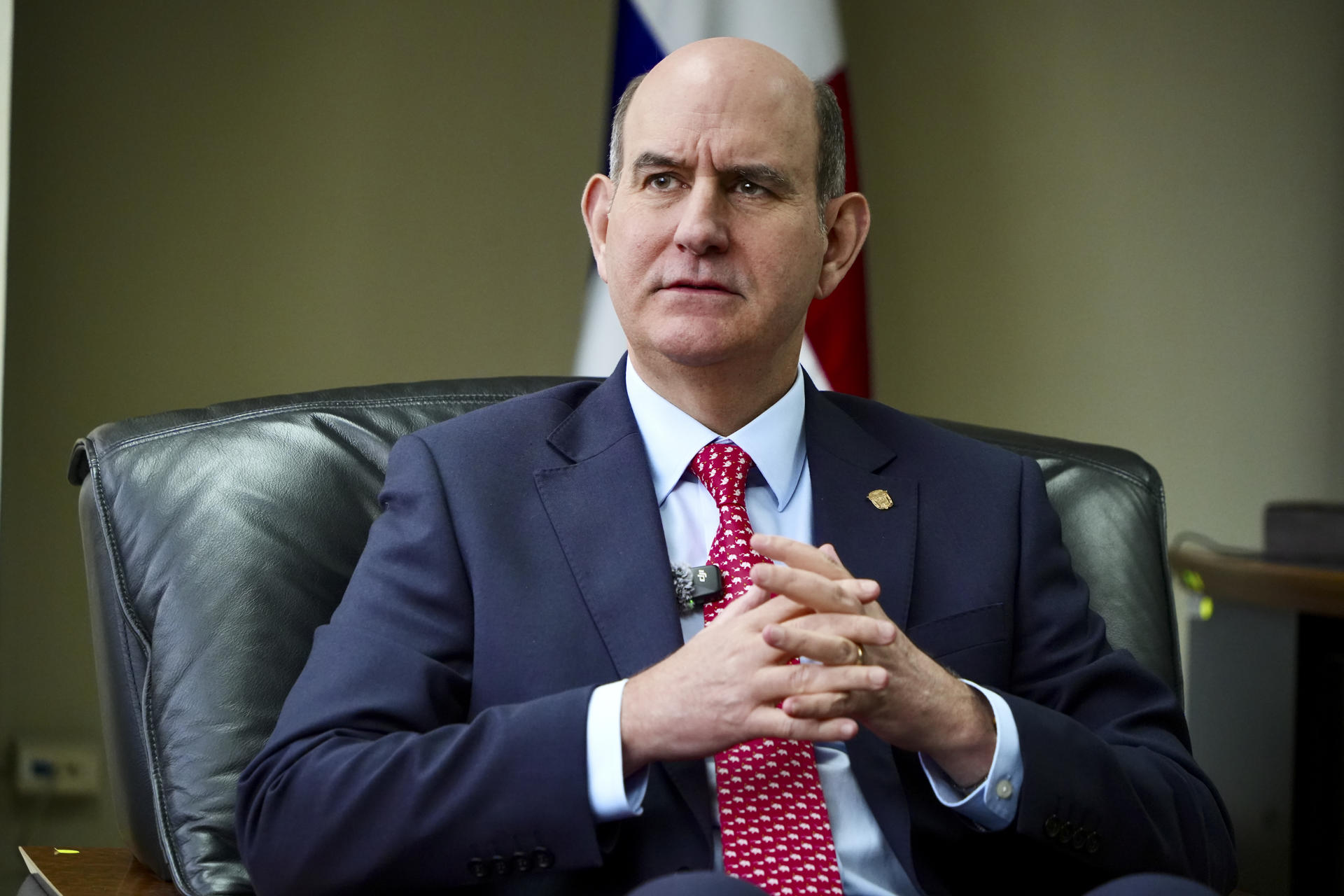 Fotografía de archivo en la que se captó al ministro de Economía y Finanzas de Panamá, Felipe Chapman, durante una entrevista con EFE, en Ciudad de Panamá (Panamá). EFE/Aris Mariota