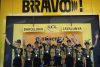 Ciclistas del equipo Visma | Lease a Bikeen el podio tras la primera etapa del Tour de Francia, una contrarreloj por equipos de 19,6 kilómetros este sábado en Barcelona. EFE/EPA/GUILLAUME HORCAJUELO
