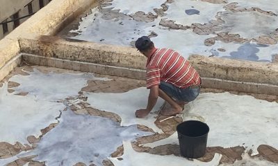 Un hombre pone pieles a secar en la curtiduría de Chouara, la más grande y más visitada por los turistas de las tres que existen en la Medina de Fez. Las terrazas que rodean las curtidurías de Fez se llenan a diario de curiosos para presenciar una estampa icónica de Marruecos: cubas de piedra donde se curte la piel como en la Edad Media. Abajo, los artesanos manejan cal y químicos. Lo que para unos es una postal turística, para otros es un trabajo extenuante, insalubre y mal pagado. EFE/Fatima Zohra Bouaziz
