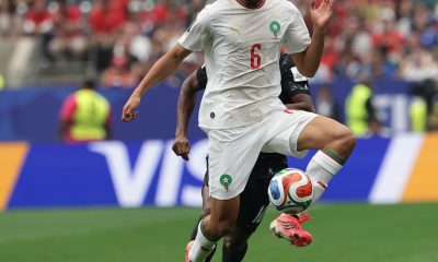 Ayyoub Bouaddi, centrocampista de la selección de Marruecos, aseguró este sábado que está muy orgulloso por su decisión de jugar por el país norteafricano, después de conseguir en Houston el billete para los cuartos de final del Mundial. EFE/EPA/CHRISTOPHER NEUNDORF