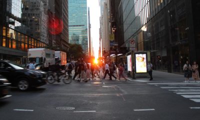 Fotografía de la puesta de sol entre edificios en una calle de Manhattan en Nueva York (EEUU). Fotografía de archivo. EFE/ Sarah Yáñez-Richards