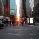 Fotografía de la puesta de sol entre edificios en una calle de Manhattan en Nueva York (EEUU). Fotografía de archivo. EFE/ Sarah Yáñez-Richards