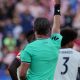 Momento en que el árbitro Raphael Claus muestra la tarjeta roja a Folarin Balogun, de EE.UU. (semioculto) durante el partido de segunda ronda de Mundial 2026 ante Bosnia y Herzegovina. EFE/EPA/BENJAMIN FANJOY
