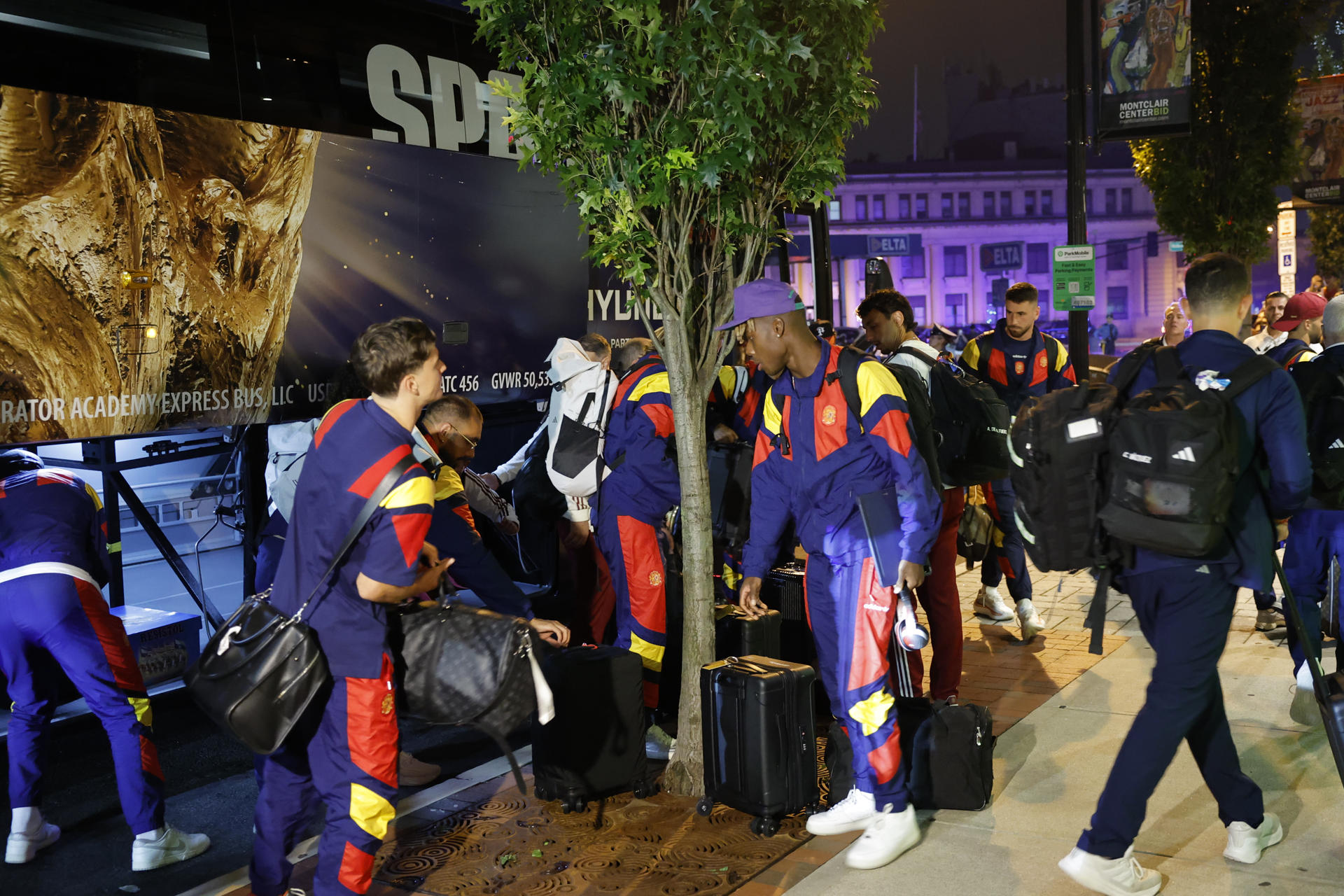 Jugadores de España llegan este miércoles al hotel de concentración en Nueva York (Estados Unidos). EFE/ Lavandeira Jr