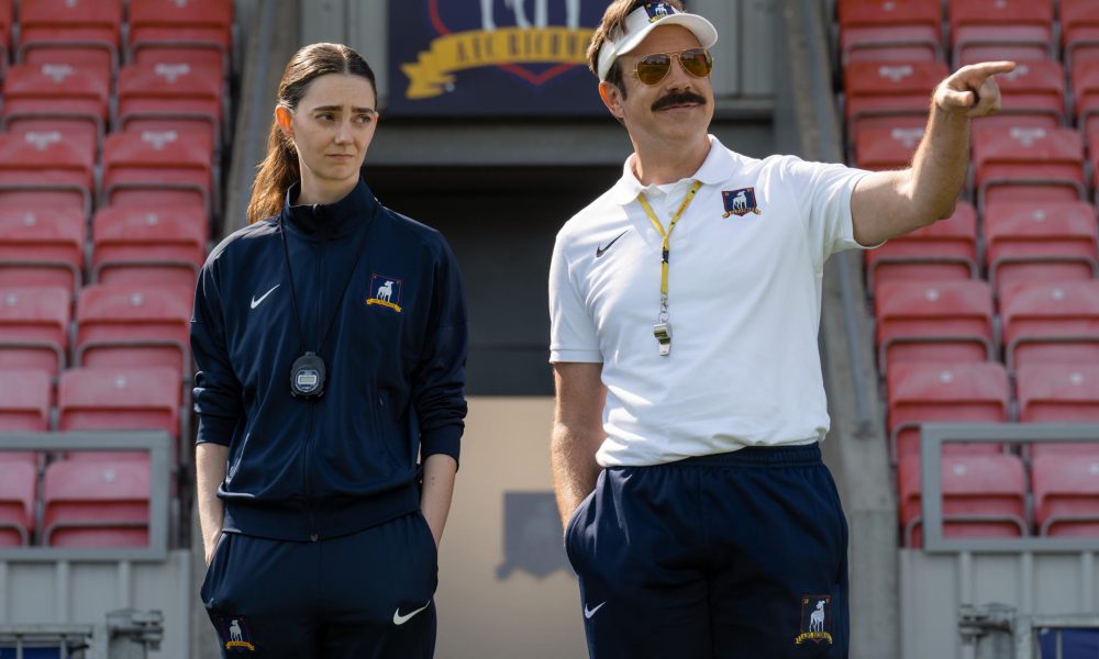Fotograma cedido por Apple TV donde aparecen Tanya Reynolds como Alice Chilton y Jason Sudeikis como Ted Lasso durante una escena de un capítulo de la serie 'Ted Lasso' que regresa para una cuarta entrega que verá la luz el próximo 5 de agosto. EFE/Apple TV /SOLO USO EDITORIAL /NO VENTAS /SOLO DISPONIBLE PARA ILUSTRAR LA NOTICIA QUE ACOMPAÑA /CRÉDITO OBLIGATORIO