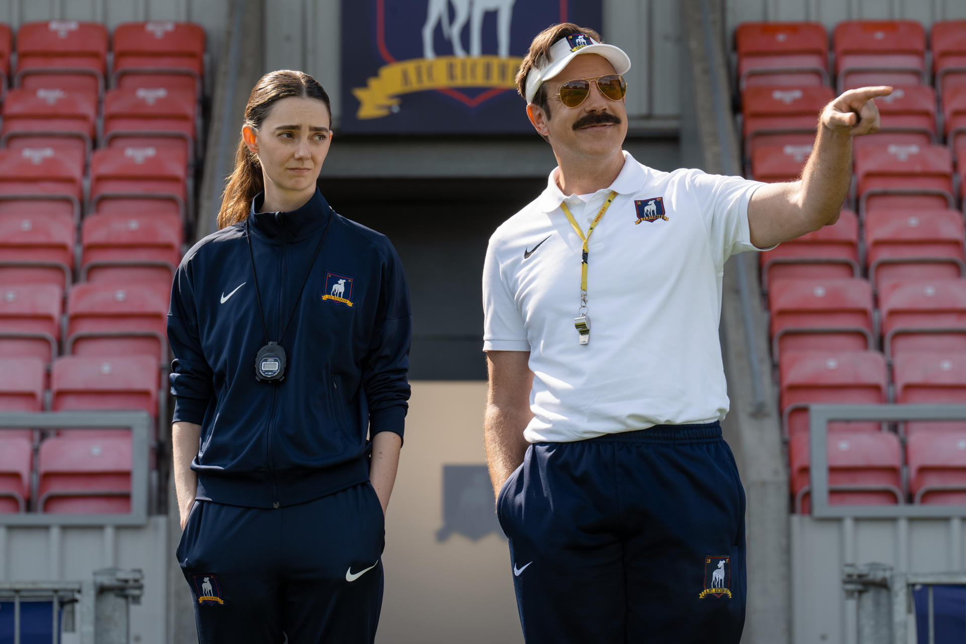 Fotograma cedido por Apple TV donde aparecen Tanya Reynolds como Alice Chilton y Jason Sudeikis como Ted Lasso durante una escena de un capítulo de la serie 'Ted Lasso' que regresa para una cuarta entrega que verá la luz el próximo 5 de agosto. EFE/Apple TV /SOLO USO EDITORIAL /NO VENTAS /SOLO DISPONIBLE PARA ILUSTRAR LA NOTICIA QUE ACOMPAÑA /CRÉDITO OBLIGATORIO