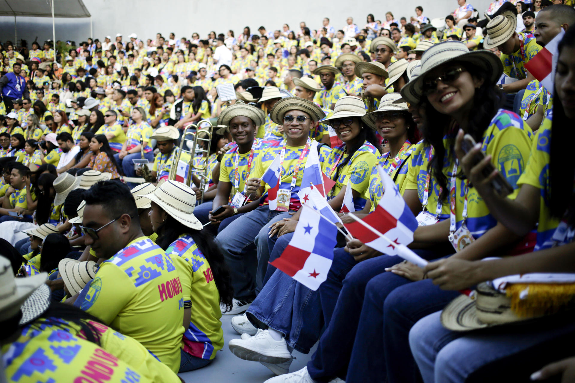 Integrantes del grupo folclórico de Panamá fueron captados este 27 de julio, durante la inauguración del XIII Festival Interuniversitario Centroamericano de la Cultura y el Arte (FICCUA 2026), en la Universidad Nacional Autónoma de Honduras (UNAH), en Tegucigalpa (Honduras). EFE/Gustavo Amador