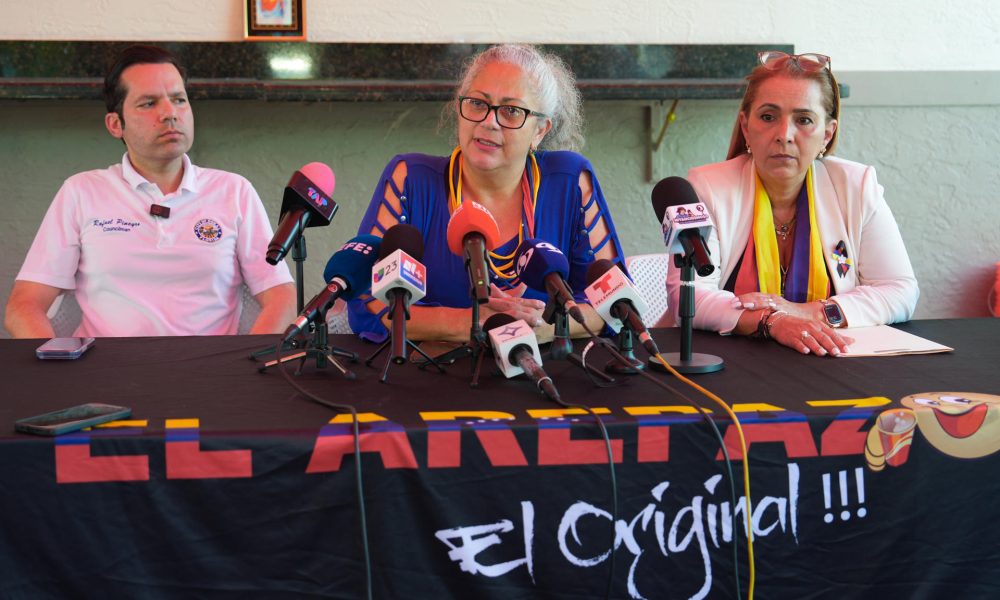 La representante de All For Venezuela, Mayra Marchán (c), habla junto al concejal de Doral, Rafael Pineyro (i), y la presidenta de la Asociación Multicultural de Activistas Voz y Expresión (Amavex), Helene Villalonga, durante una rueda de prensa este miércoles, en Doral (Estados Unidos). Venezolanos en Estados Unidos exigieron al presidente Donald Trump que cambie su relación con el "gobierno tutelado" de Delcy Rodríguez tras los terremotos, al criticar que Washington se declare "complacido" con las labores de reconstrucción. EFE/ Alberto Boal