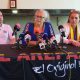 La representante de All For Venezuela, Mayra Marchán (c), habla junto al concejal de Doral, Rafael Pineyro (i), y la presidenta de la Asociación Multicultural de Activistas Voz y Expresión (Amavex), Helene Villalonga, durante una rueda de prensa este miércoles, en Doral (Estados Unidos). Venezolanos en Estados Unidos exigieron al presidente Donald Trump que cambie su relación con el "gobierno tutelado" de Delcy Rodríguez tras los terremotos, al criticar que Washington se declare "complacido" con las labores de reconstrucción. EFE/ Alberto Boal