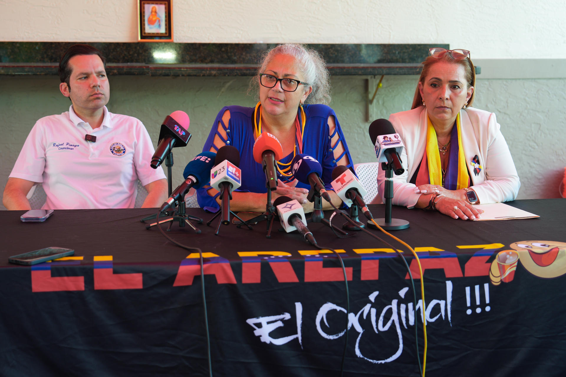 La representante de All For Venezuela, Mayra Marchán (c), habla junto al concejal de Doral, Rafael Pineyro (i), y la presidenta de la Asociación Multicultural de Activistas Voz y Expresión (Amavex), Helene Villalonga, durante una rueda de prensa este miércoles, en Doral (Estados Unidos). Venezolanos en Estados Unidos exigieron al presidente Donald Trump que cambie su relación con el "gobierno tutelado" de Delcy Rodríguez tras los terremotos, al criticar que Washington se declare "complacido" con las labores de reconstrucción. EFE/ Alberto Boal