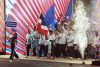 Los abanderados de República Dominicana, la velocista Marileidy Paulino (c) y el boxeador Cristian Pinales (i), encabezan el desfilan de la delegación en la apertura oficial de los XXV Juegos Centroamericanos y del Caribe en el estadio Félix Sánchez de Santo Domingo. EFE/ Orlando Barría
