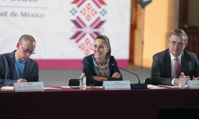 Fotografía cedida por la Presidencia de México de su mandataria Claudia Sheinbaum (c), el secretario de Economía Marcelo Ebrard (d), y el titular de la Agencia Digital, José Antonio Peña Merino (i), durante una reunión con empresarios en el Palacio Nacional este jueves, en Ciudad de México (México). EFE/ Presidencia de México /SOLO USO EDITORIAL/NO VENTAS/SOLO DISPONIBLE RAPA ILUSTRAR LA NOTICIA QUE ACOMPAÑA (CRÉDITO OBLIGATORIO)