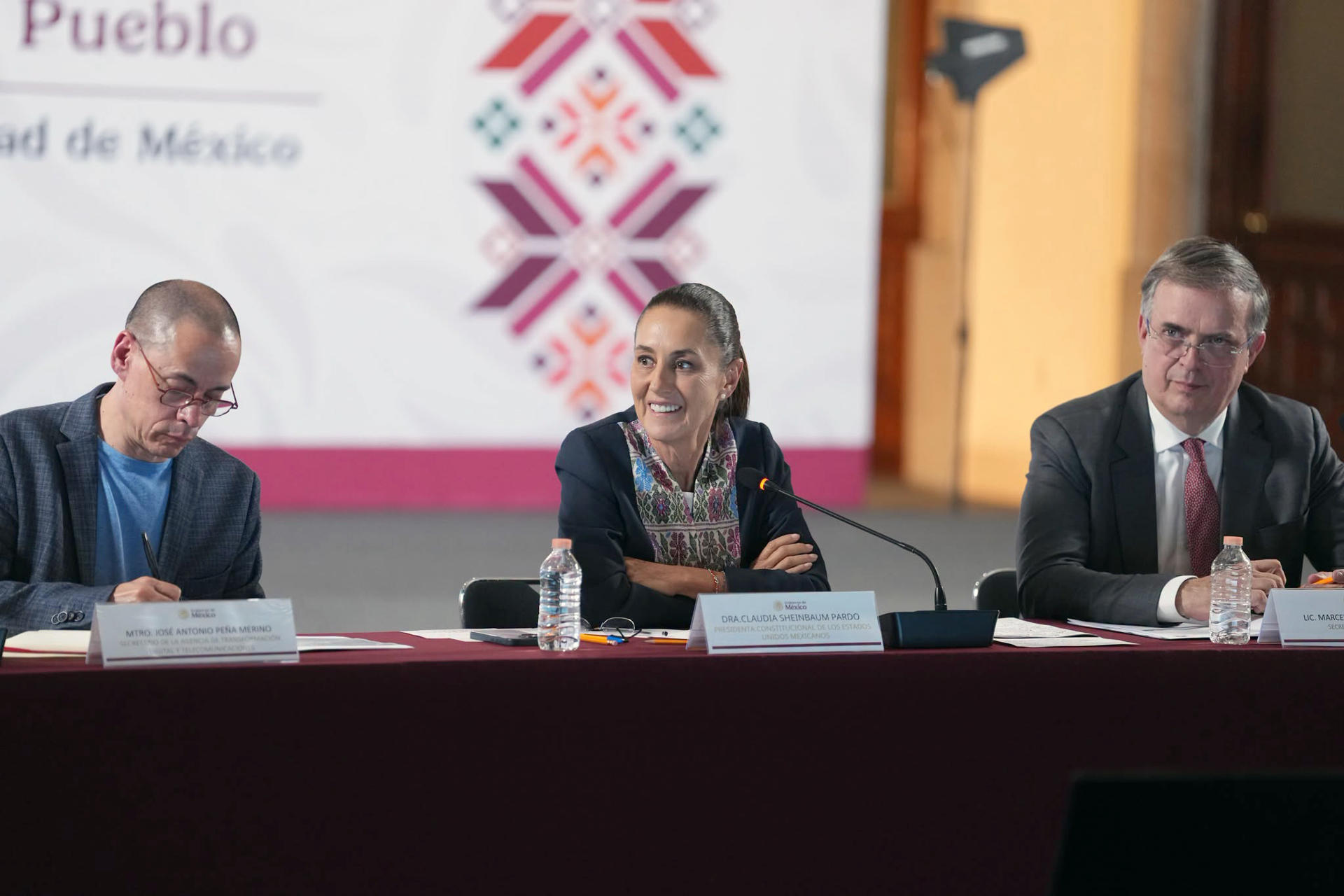 Fotografía cedida por la Presidencia de México de su mandataria Claudia Sheinbaum (c), el secretario de Economía Marcelo Ebrard (d), y el titular de la Agencia Digital, José Antonio Peña Merino (i), durante una reunión con empresarios en el Palacio Nacional este jueves, en Ciudad de México (México). EFE/ Presidencia de México /SOLO USO EDITORIAL/NO VENTAS/SOLO DISPONIBLE RAPA ILUSTRAR LA NOTICIA QUE ACOMPAÑA (CRÉDITO OBLIGATORIO)