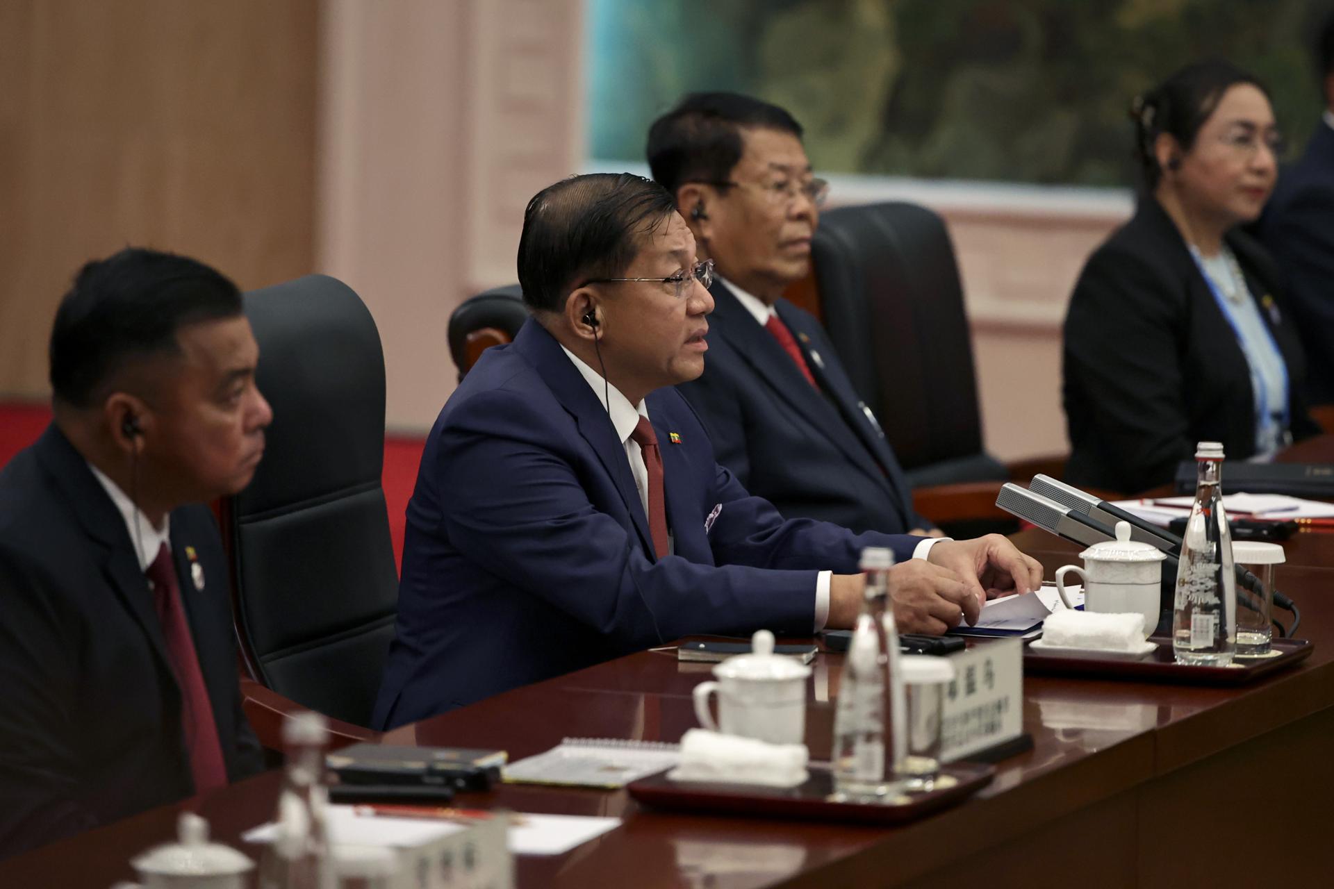 Fotografía de archivo, tomada el 30/08/2025, que muestra al líder del Gobierno militar de Birmania, Min Aung Hlaing, (centro de la imagen) durante un acto en Tianjin, China. EFE/EPA/ANDRES MARTINEZ CASARES / POOL