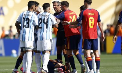 Fotografía del pasado 19 de julio, en la que puede verse al árbitro esloveno Slavko Vincic (c), durante la final del Mundial de Estados Unidos, México y Canadá que disputaron España y Argentina. EFE/WILL OLIVER