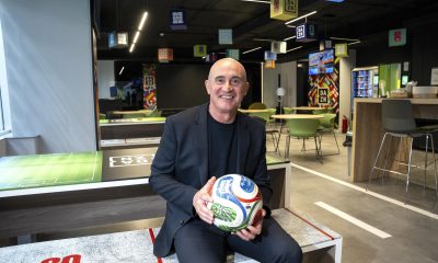El Mundial de fútbol con mayor número de participantes, 48 selecciones, supuso también un reto para plataformas de transmisión de deporte como DAZN, que por primera vez emitió el evento en España con la difusión de 104 partidos y que le reportó un incremento de clientes de alrededor del 35 por ciento. En su balance del campeonato, el consejero delegado de la compañía para España y Portugal, Óscar Vilda, expone, en una entrevista a EFE, que hasta en los encuentros menos relevantes, "las audiencias han sido tremendas" y han doblado la media de seguimiento de los partidos de Liga protagonizados por los equipos más grandes. EFE/Mario Morón