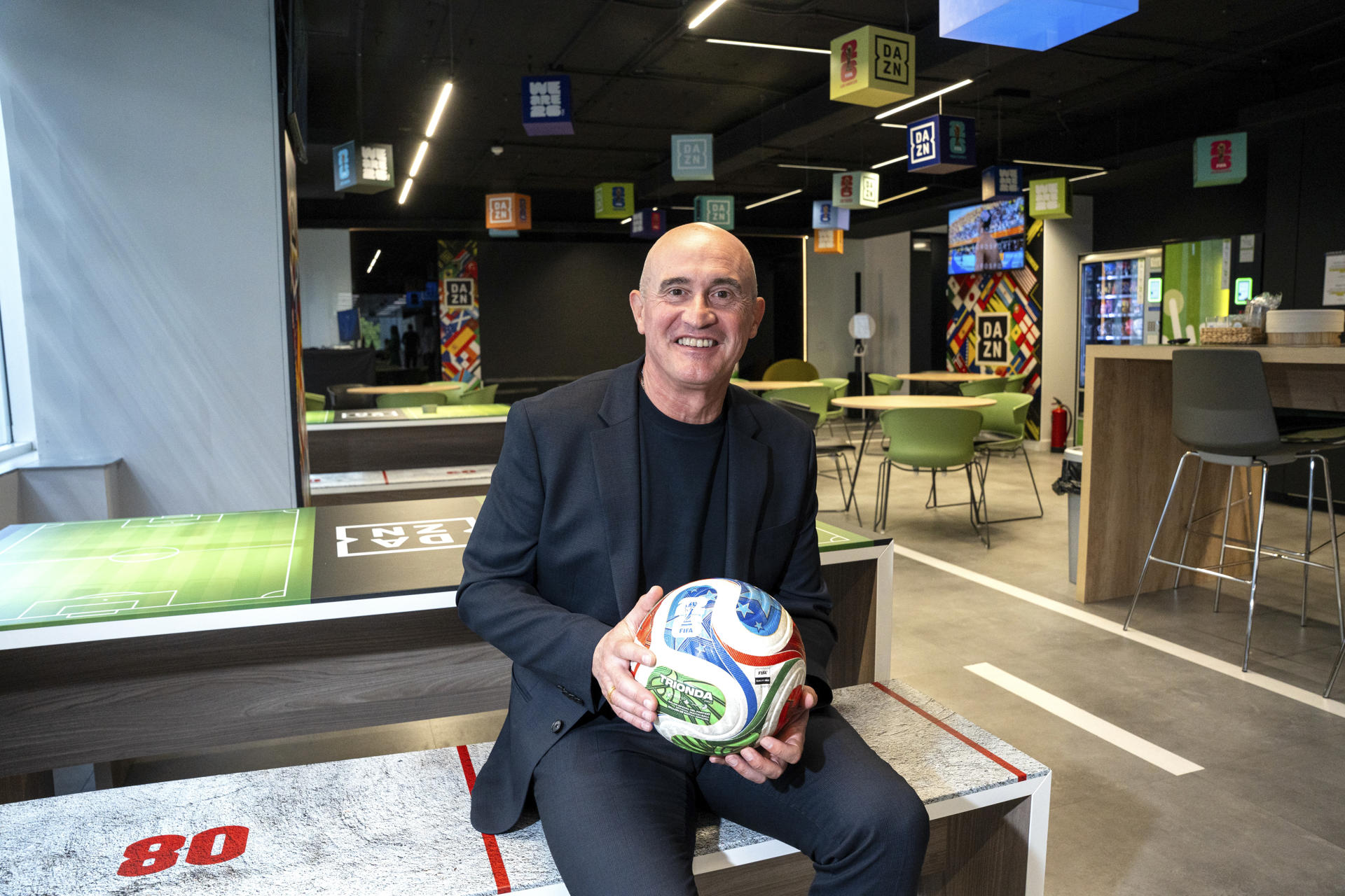 El Mundial de fútbol con mayor número de participantes, 48 selecciones, supuso también un reto para plataformas de transmisión de deporte como DAZN, que por primera vez emitió el evento en España con la difusión de 104 partidos y que le reportó un incremento de clientes de alrededor del 35 por ciento. En su balance del campeonato, el consejero delegado de la compañía para España y Portugal, Óscar Vilda, expone, en una entrevista a EFE, que hasta en los encuentros menos relevantes, "las audiencias han sido tremendas" y han doblado la media de seguimiento de los partidos de Liga protagonizados por los equipos más grandes. EFE/Mario Morón