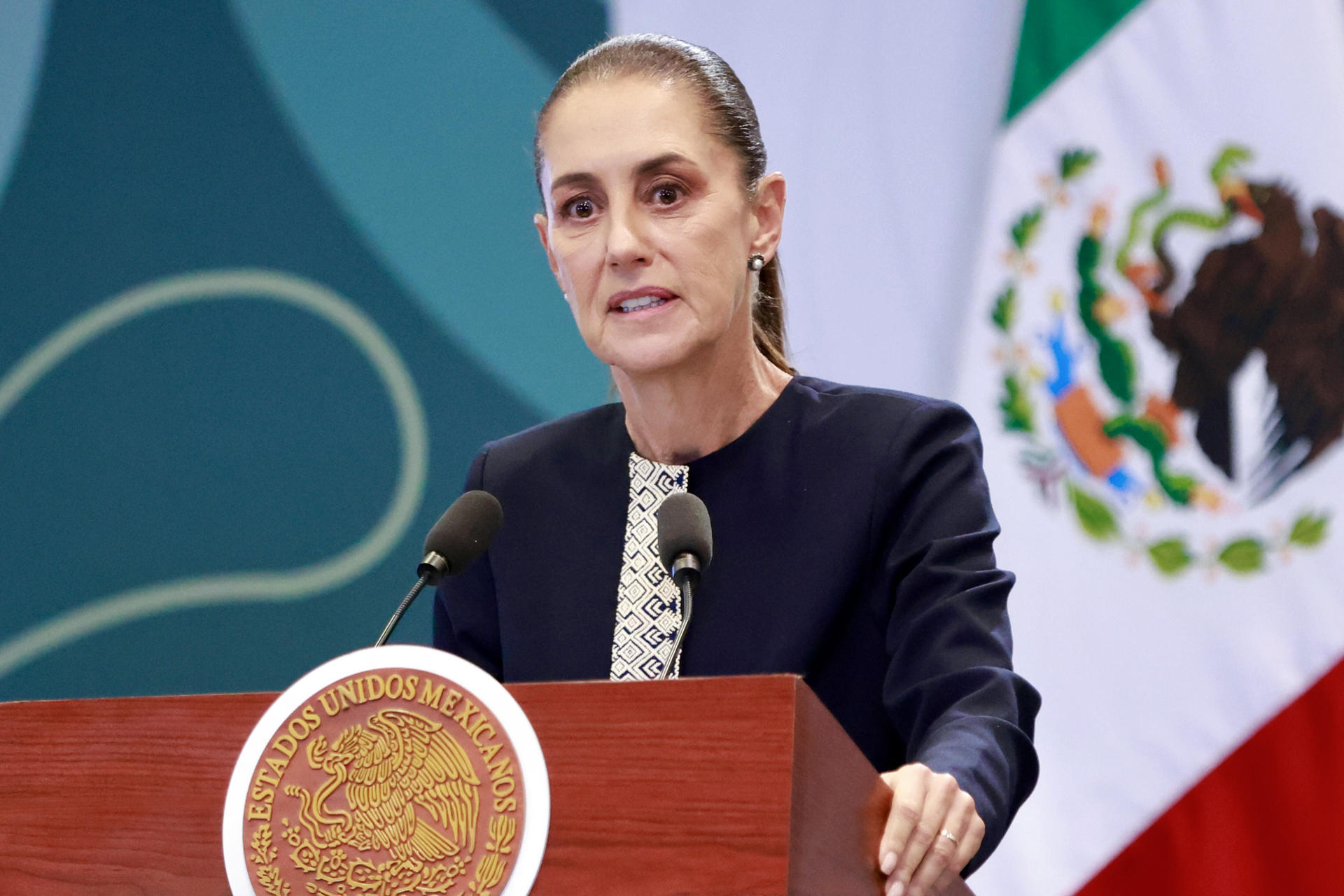 La presidenta de México, Claudia Sheinbaum, habla durante una rueda de prensa este miércoles, en Toluca (México). EFE/Felipe Gutiérrez