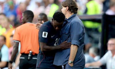 El internacional estadounidense Folarin Balogun (i) y su entrenador, el argentino Mauricio Pochettino (d), se abrazan durante el partido de octavos de final del Mundial de Estados Undios, México y Canadá, disputado este lunes contra Bélgica. EFE/CHRISTOPHER TORRES